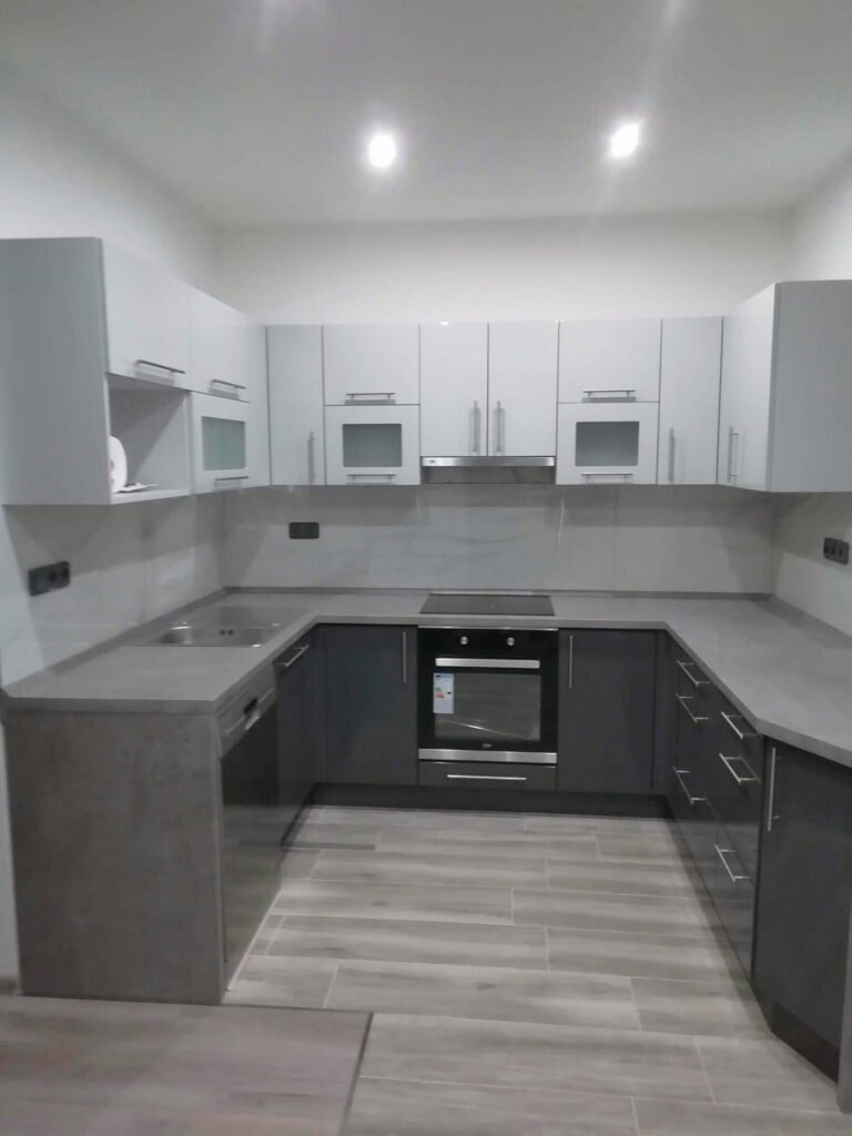 Šedá kuchyňská linka s vestavěnými spotřebiči