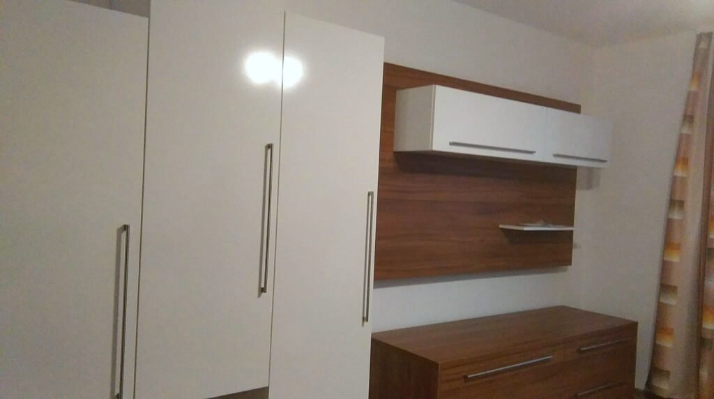 Bílá skříň a televizní stěna v ořechovém dekoru s komodou