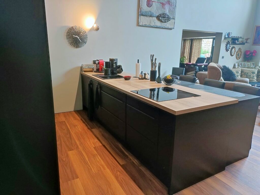 Černá kuchyně s ostrůvkem a dubovou pracovní deskou