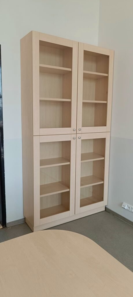 Knihovna se skleněnými dvířky