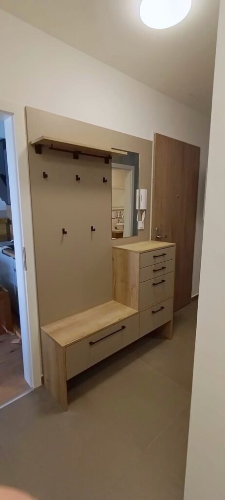 Předsíňová sestava s věšáky, lavicí a komodou
