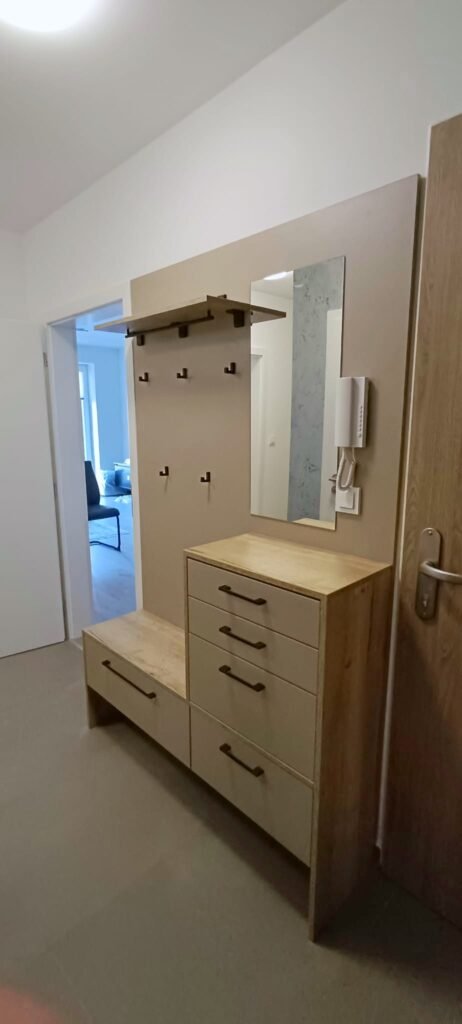 Předsíňová sestava se zrcadlem, věšáky a komodou