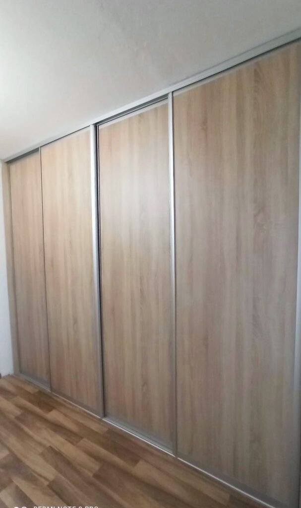 Vestavěná skříň s posuvnými dveřmi pod šikmým stropem