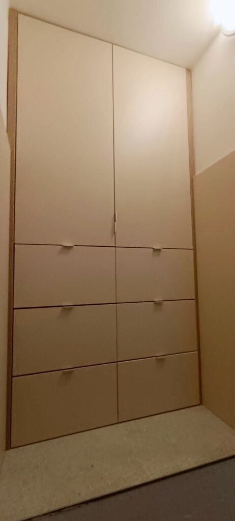 Vysoká skříň se zásuvkami v chodbě